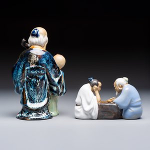 A Chinese polychrome-glazed Shiwan stoneware figure of Tudigong, a 'Shoulao' group and a 'Go Players' group, China marks, 19/20th C. — foto 10