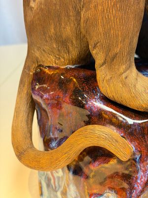 A Chinese polychrome-glazed Shiwan stoneware 'Monkey and Peach' group, signed, 20th C. — photo 11