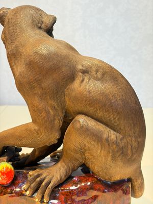 A Chinese polychrome-glazed Shiwan stoneware 'Monkey and Peach' group, signed, 20th C. — photo 17