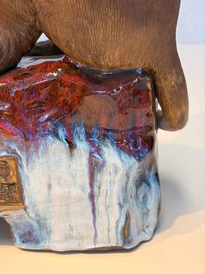 A Chinese polychrome-glazed Shiwan stoneware 'Monkey and Peach' group, signed, 20th C. — photo 19