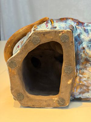 A Chinese polychrome-glazed Shiwan stoneware 'Monkey and Peach' group, signed, 20th C. — photo 20