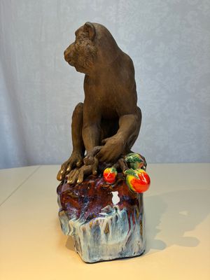 A Chinese polychrome-glazed Shiwan stoneware 'Monkey and Peach' group, signed, 20th C. — photo 2