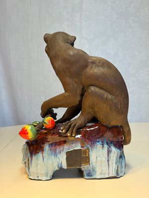 A Chinese polychrome-glazed Shiwan stoneware 'Monkey and Peach' group, signed, 20th C. — photo 3