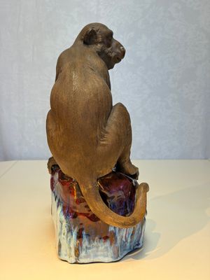 A Chinese polychrome-glazed Shiwan stoneware 'Monkey and Peach' group, signed, 20th C. — photo 4