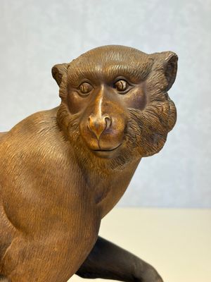 A Chinese polychrome-glazed Shiwan stoneware 'Monkey and Peach' group, signed, 20th C. — photo 5