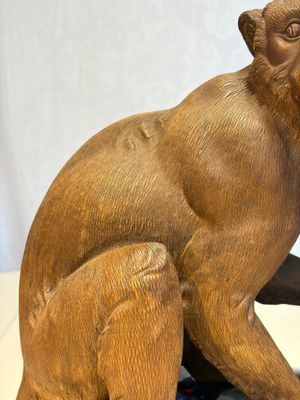 A Chinese polychrome-glazed Shiwan stoneware 'Monkey and Peach' group, signed, 20th C. — photo 6
