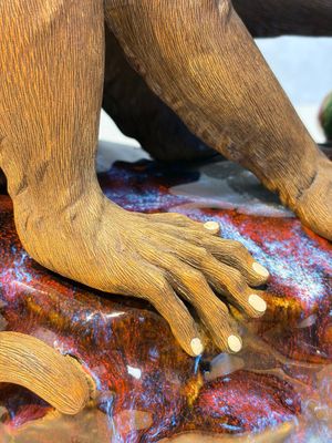 A Chinese polychrome-glazed Shiwan stoneware 'Monkey and Peach' group, signed, 20th C. — photo 9