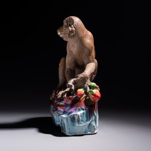 A Chinese polychrome-glazed Shiwan stoneware 'Monkey and Peach' group, signed, 20th C. — photo 2