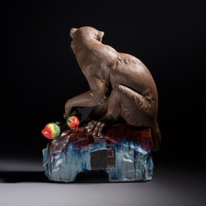 A Chinese polychrome-glazed Shiwan stoneware 'Monkey and Peach' group, signed, 20th C. — photo 3