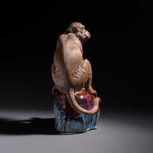 A Chinese polychrome-glazed Shiwan stoneware 'Monkey and Peach' group, signed, 20th C. — photo 4
