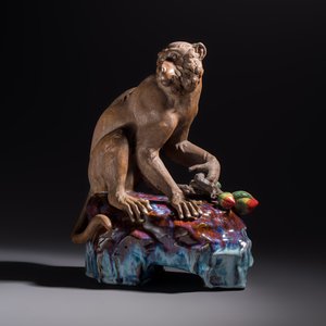 A Chinese polychrome-glazed Shiwan stoneware 'Monkey and Peach' group, signed, 20th C. — photo 5