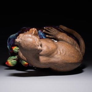 A Chinese polychrome-glazed Shiwan stoneware 'Monkey and Peach' group, signed, 20th C. — photo 6