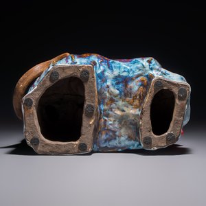 A Chinese polychrome-glazed Shiwan stoneware 'Monkey and Peach' group, signed, 20th C. — photo 7