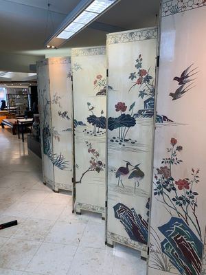 A Chinese polychrome lacquered wooden eight-panel folding screen with a pond scene, 19/20th C. — photo 1