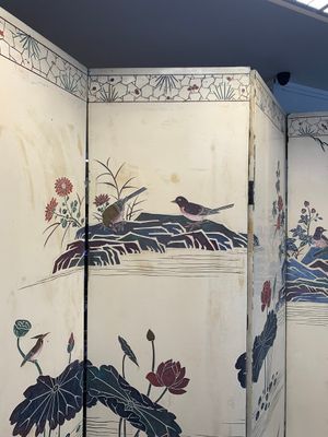 A Chinese polychrome lacquered wooden eight-panel folding screen with a pond scene, 19/20th C. — photo 11