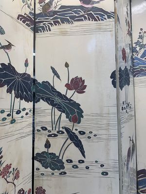 A Chinese polychrome lacquered wooden eight-panel folding screen with a pond scene, 19/20th C. — photo 12