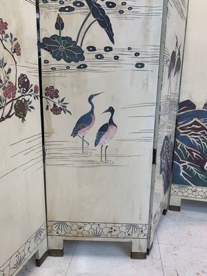A Chinese polychrome lacquered wooden eight-panel folding screen with a pond scene, 19/20th C. — photo 13