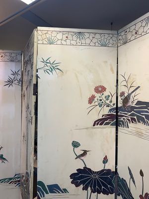 A Chinese polychrome lacquered wooden eight-panel folding screen with a pond scene, 19/20th C. — photo 14