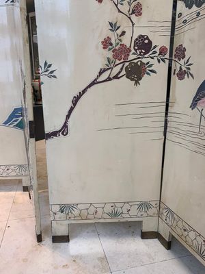 A Chinese polychrome lacquered wooden eight-panel folding screen with a pond scene, 19/20th C. — photo 16