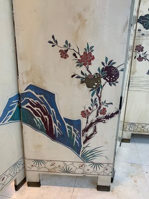 A Chinese polychrome lacquered wooden eight-panel folding screen with a pond scene, 19/20th C. — photo 19