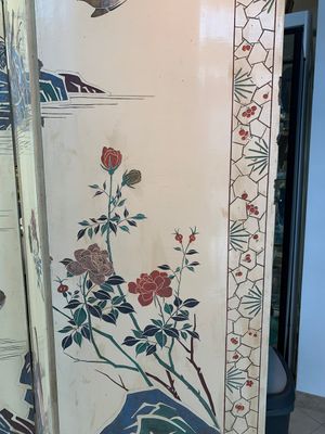 A Chinese polychrome lacquered wooden eight-panel folding screen with a pond scene, 19/20th C. — photo 3
