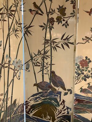 A Chinese polychrome lacquered wooden eight-panel folding screen with a pond scene, 19/20th C. — photo 36
