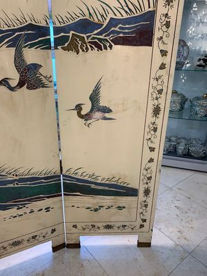 A Chinese polychrome lacquered wooden eight-panel folding screen with a pond scene, 19/20th C. — photo 49