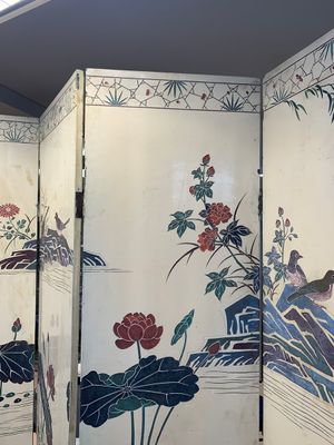 A Chinese polychrome lacquered wooden eight-panel folding screen with a pond scene, 19/20th C. — photo 8
