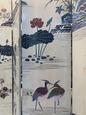 A Chinese polychrome lacquered wooden eight-panel folding screen with a pond scene, 19/20th C. — photo 9