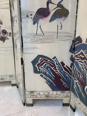 A Chinese polychrome lacquered wooden eight-panel folding screen with a pond scene, 19/20th C. — photo 10