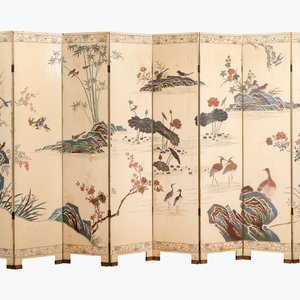 A Chinese polychrome lacquered wooden eight-panel folding screen with a pond scene, 19/20th C. — photo 2
