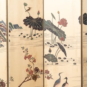 A Chinese polychrome lacquered wooden eight-panel folding screen with a pond scene, 19/20th C. — photo 3