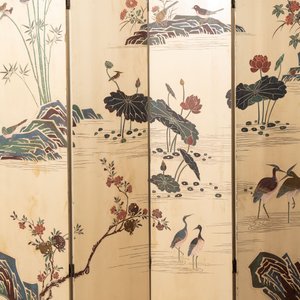A Chinese polychrome lacquered wooden eight-panel folding screen with a pond scene, 19/20th C. — photo 4