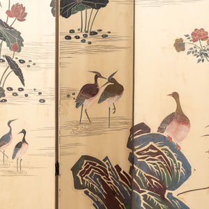 A Chinese polychrome lacquered wooden eight-panel folding screen with a pond scene, 19/20th C. — photo 5