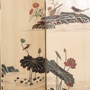 A Chinese polychrome lacquered wooden eight-panel folding screen with a pond scene, 19/20th C. — photo 9