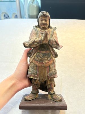 A Chinese polychrome lacquered wooden sculpture of Weituo, 17/18th C. — foto 1