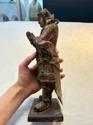 A Chinese polychrome lacquered wooden sculpture of Weituo, 17/18th C. — foto 2