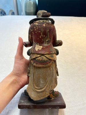 A Chinese polychrome lacquered wooden sculpture of Weituo, 17/18th C. — foto 3