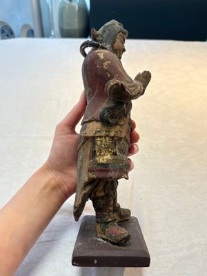 A Chinese polychrome lacquered wooden sculpture of Weituo, 17/18th C. — foto 4