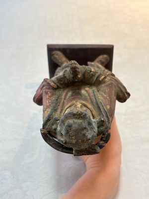A Chinese polychrome lacquered wooden sculpture of Weituo, 17/18th C. — foto 5