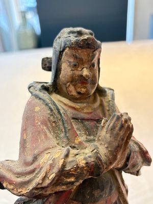 A Chinese polychrome lacquered wooden sculpture of Weituo, 17/18th C. — foto 7
