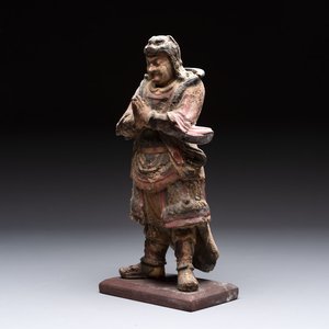 A Chinese polychrome lacquered wooden sculpture of Weituo, 17/18th C. — foto 1
