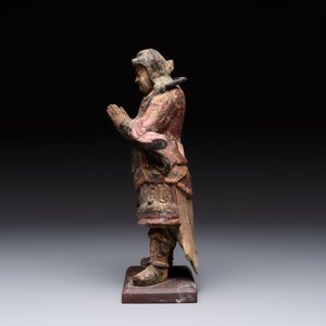 A Chinese polychrome lacquered wooden sculpture of Weituo, 17/18th C. — foto 3