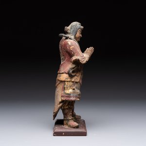 A Chinese polychrome lacquered wooden sculpture of Weituo, 17/18th C. — foto 5