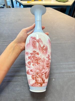 A Chinese polychrome 'landscape' eggshell vase, signed Liu Huan 劉煥, Jing De Zhen Zhi 景德鎮制 mark, dated 2006 — foto 1