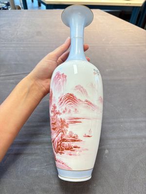 A Chinese polychrome 'landscape' eggshell vase, signed Liu Huan 劉煥, Jing De Zhen Zhi 景德鎮制 mark, dated 2006 — foto 2