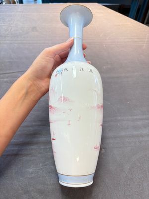 A Chinese polychrome 'landscape' eggshell vase, signed Liu Huan 劉煥, Jing De Zhen Zhi 景德鎮制 mark, dated 2006 — foto 3