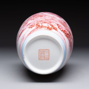 A Chinese polychrome 'landscape' eggshell vase, signed Liu Huan 劉煥, Jing De Zhen Zhi 景德鎮制 mark, dated 2006 — foto 6