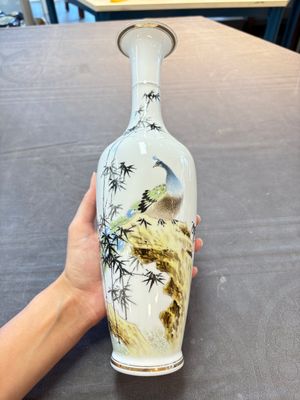 A Chinese polychrome 'peacock and bamboo' eggshell vase, signed Yuan Qing 元清, Jing De Zhen Zhi 景德鎮制 mark, 20th C. — photo 1