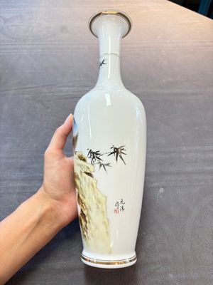 A Chinese polychrome 'peacock and bamboo' eggshell vase, signed Yuan Qing 元清, Jing De Zhen Zhi 景德鎮制 mark, 20th C. — photo 2